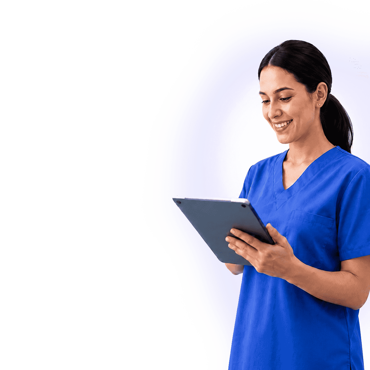 Profesional de enfermería usando Klozing HealthCare en una tablet